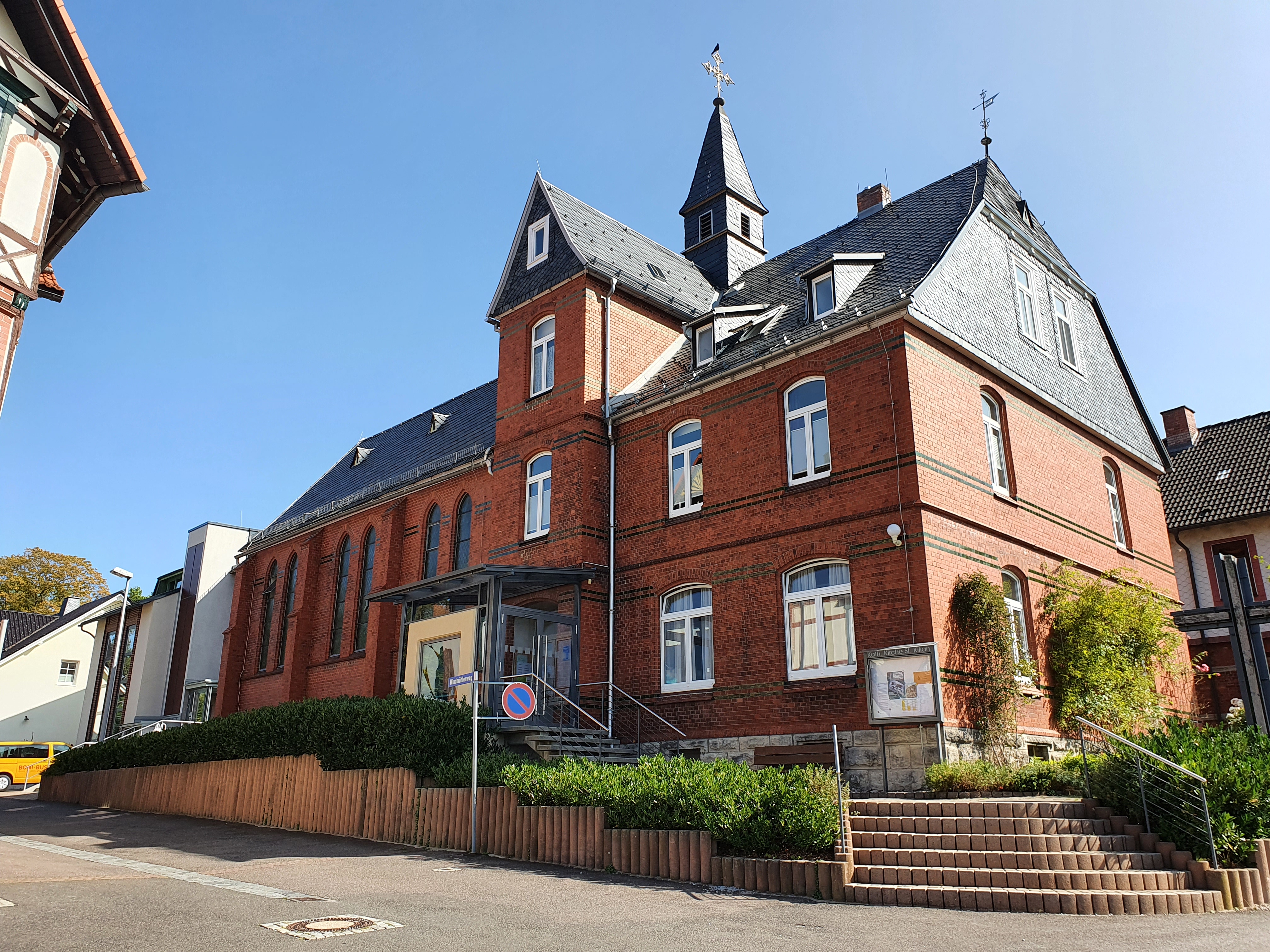 Katholische Kirche in Suhl, rotes Backsteingebäude mit Dachreiter und Kreuz